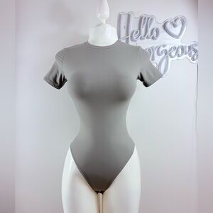 FITS EVERYBODY T-SHIRT
BODYSUIT I GUNMETAL
